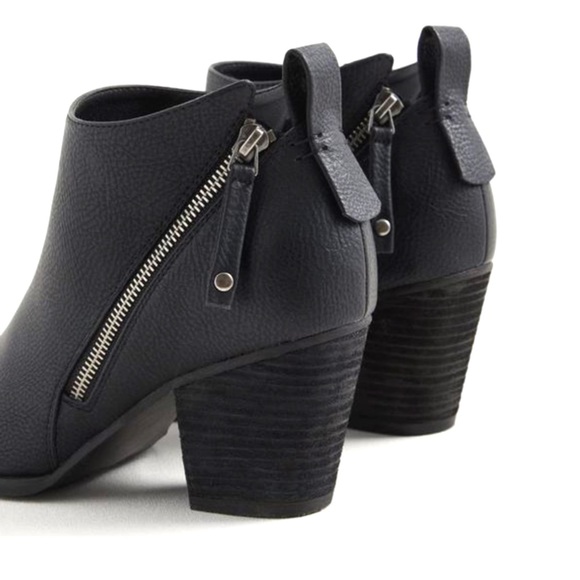 TORRID SIDE ZIP HEEL BOOTIES 11.5 WW - Picture 2 of 9